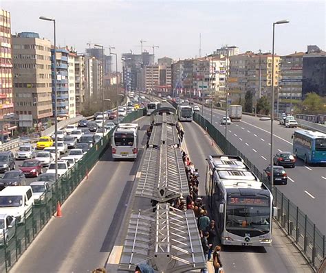 mecidiyeköy metrobüs durağı